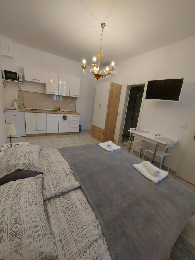 Studio Apartments Ana & Mia Vis Zewnętrze zdjęcie