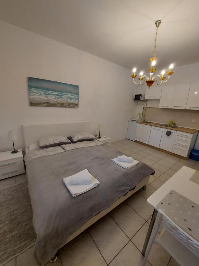 Studio Apartments Ana & Mia Vis Zewnętrze zdjęcie